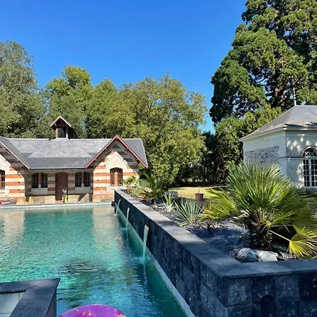 Chateau De Belle Poule Bed & Breakfast 4*