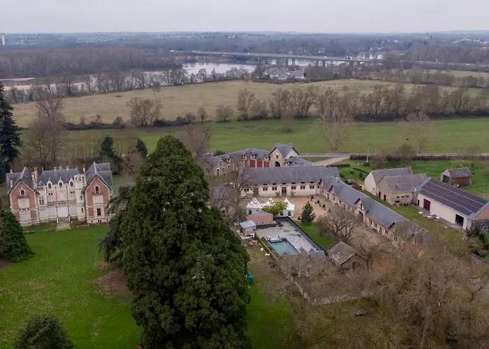 Chateau De Belle Poule Bed & Breakfast Les Ponts-de-Ce