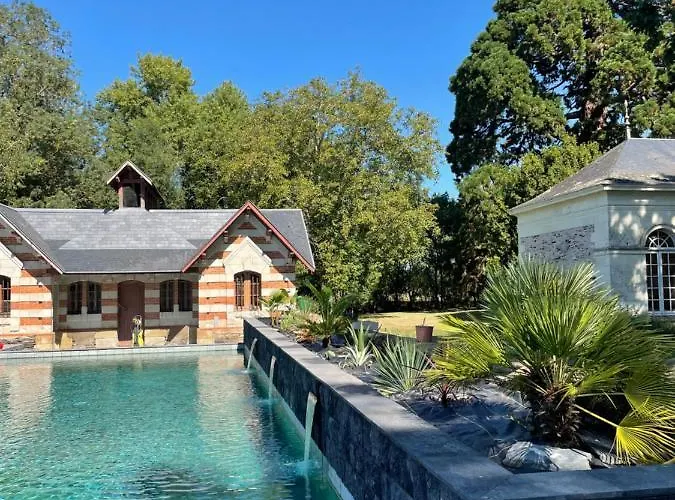 Chateau De Belle Poule Bed & Breakfast 4*